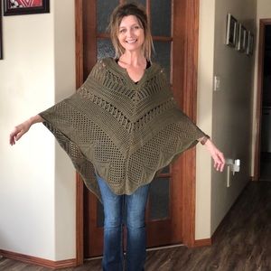 🌸 Le Chateau khaki poncho